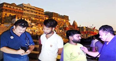 doctor giving free treatment for every needy on ghats of kashi