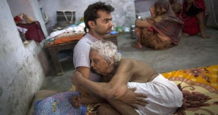 people is waiting for their death in the room of kashi